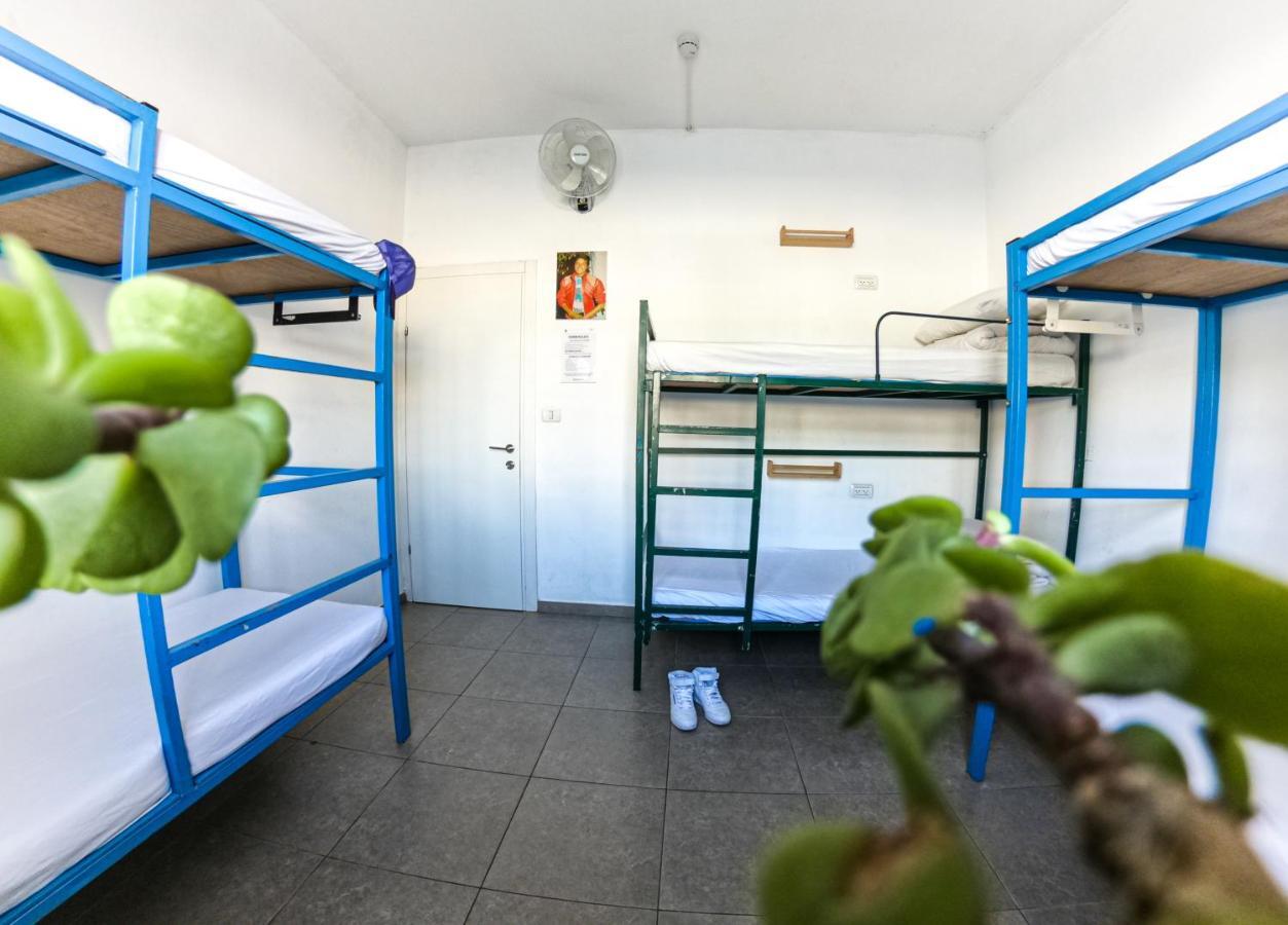 Florentine Backpackers Hostel - Ages 18-55 Тел Авив Екстериор снимка